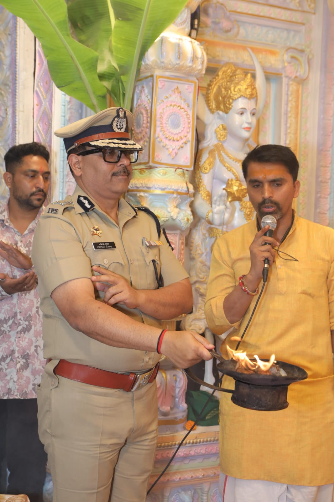 Pandit Ji Vinay Tiwari performing a ritual